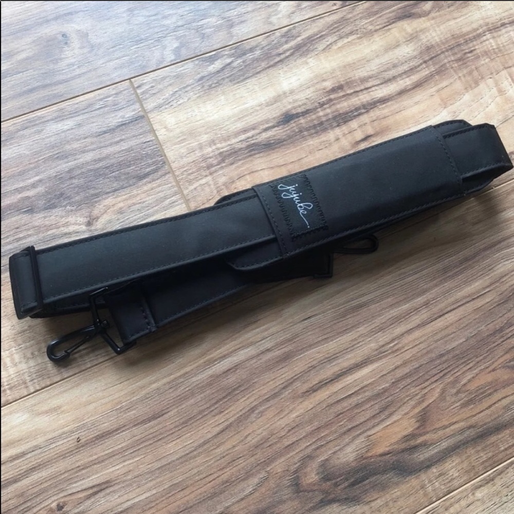 Jujube black out messenger strap
